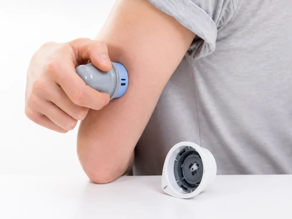 Aplicación del sensor FreeStyle Libre 2 en el brazo
